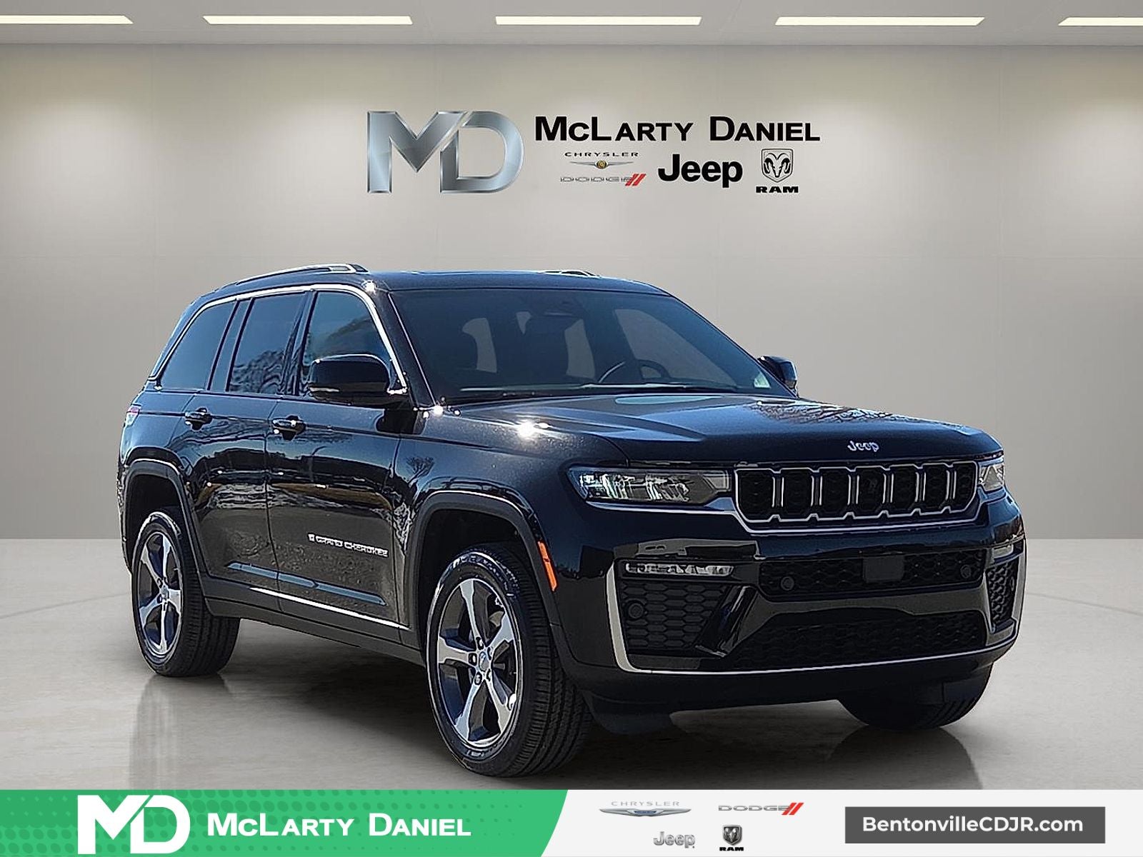 2026 Jeep Grand Cherokee GRAND CHEROKEE LIMITED 4X4 in Diamond Black Crystal Pearl-Coat Exterior Paint — front three-quarter view
