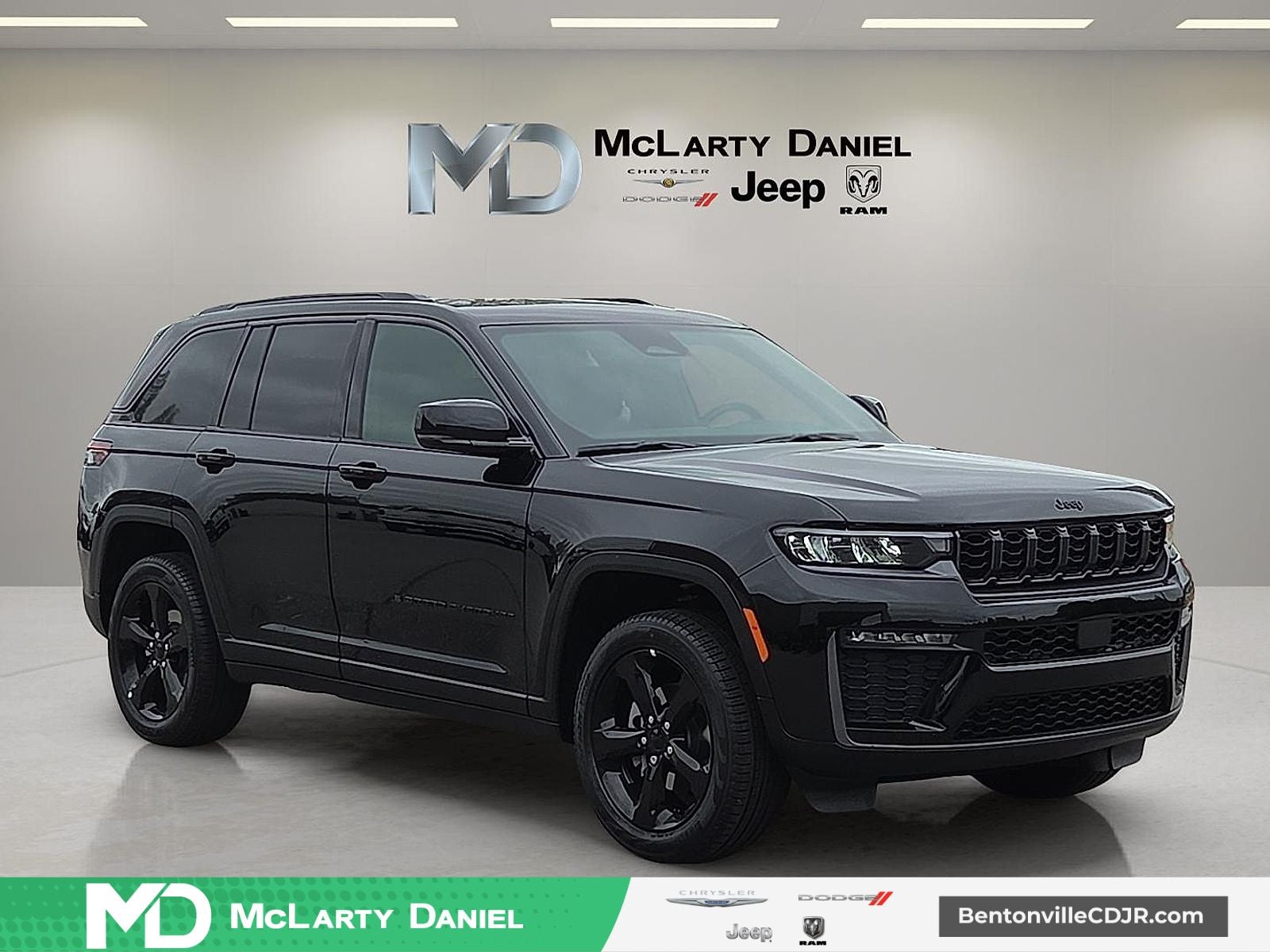 2026 Jeep Grand Cherokee GRAND CHEROKEE LIMITED 4X4 in Diamond Black Crystal Pearl-Coat Exterior Paint — front three-quarter view