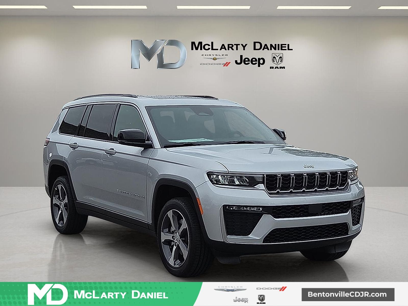 2026 Jeep Grand Cherokee GRAND CHEROKEE L LIMITED 4X4 in Silver Zynith Exterior Paint — front three-quarter view