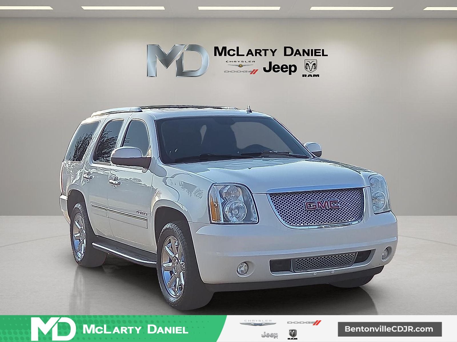 2014 GMC Yukon Denali in White Diamond Clearcoat — front three-quarter view